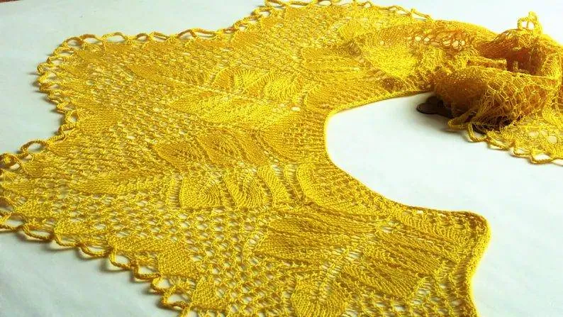 Châle "Aventure", tricoté en coton jaune