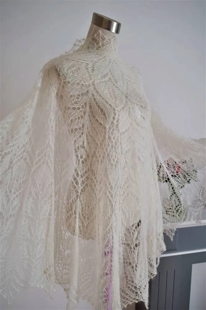Châle "Iseut" fait à la main en kid mohair sur soie en couleur ivoire