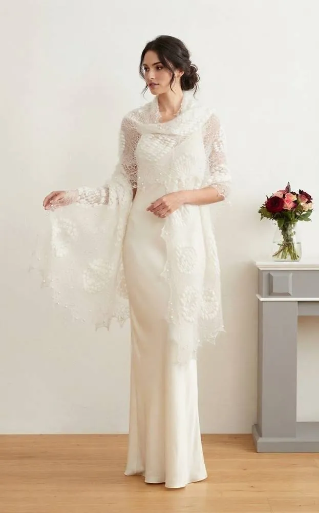 Châle exclusif "Roza" fait à la main en mohair blanc et perles blanches