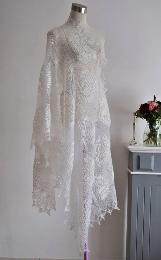 Châle exclusif "Roza" fait à la main en mohair blanc et perles blanches
